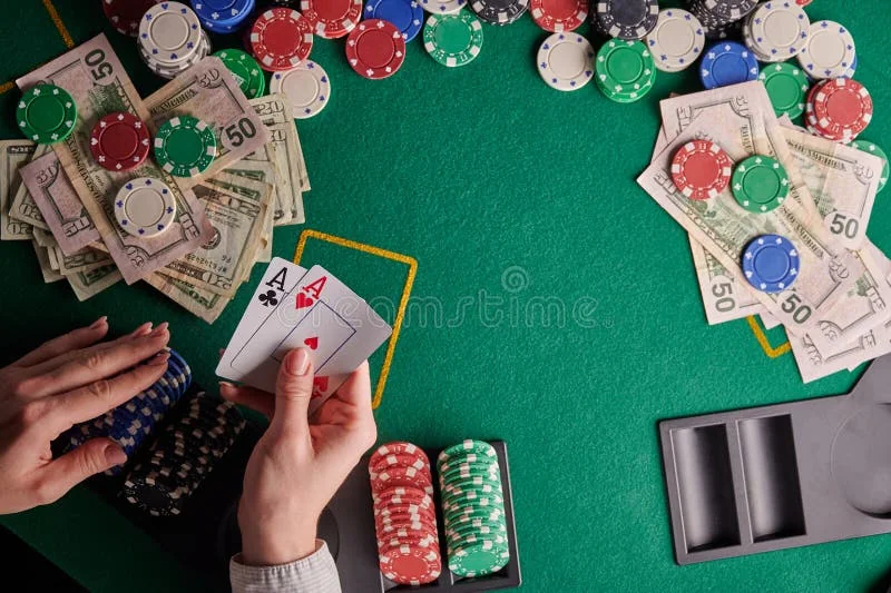 Meja kartu dan chip dalam suasana kasino