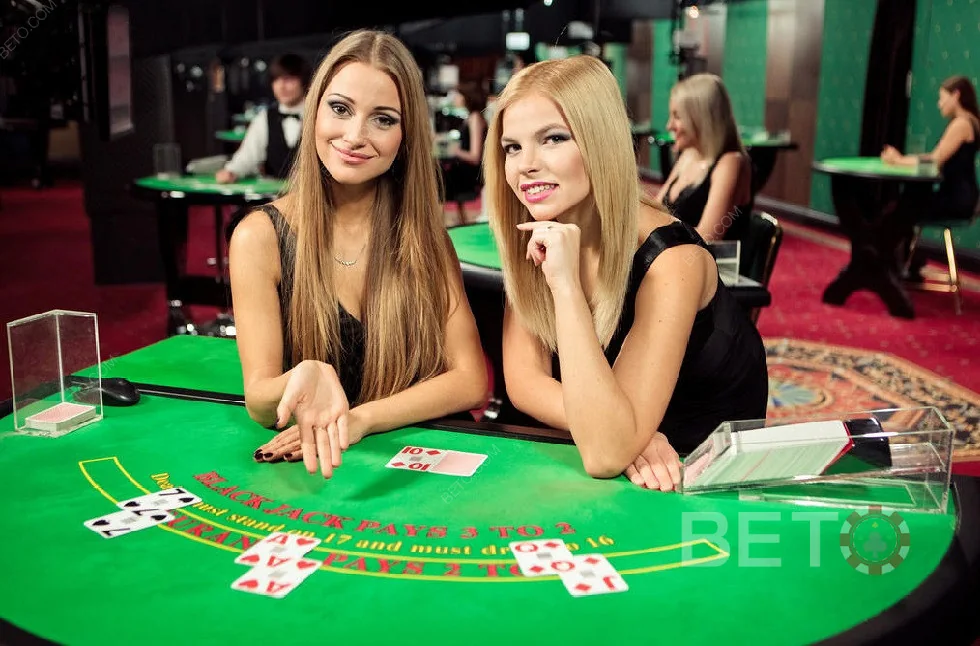 Suasana meja kasino live ATOM138 dengan dealer dan tampilan permainan