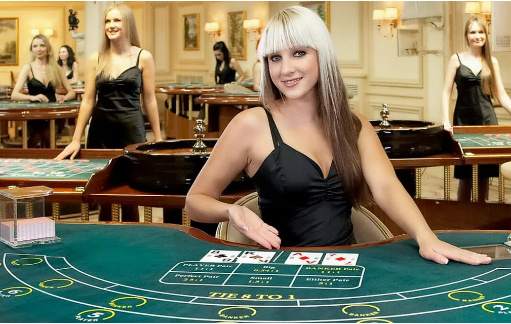 Meja dealer kasino live dengan suasana permainan real-time